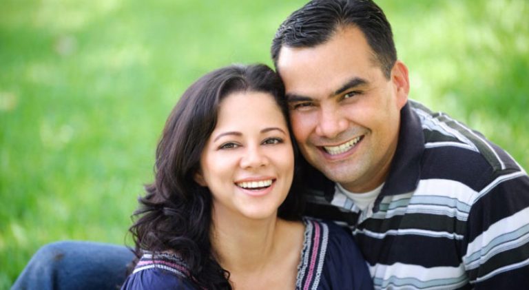 hispanic-married-couple-820x450